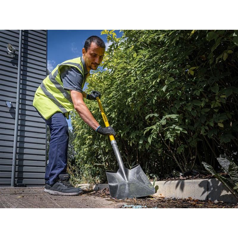 Roughneck Square Shovel, Long Handle Roughneck - Dynamic Drive